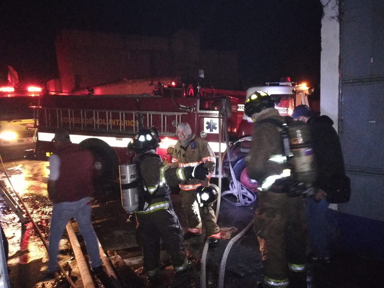 Socorristas de los Bomberos Voluntarios de Santa Cruz del Quiché sofocan incendio en bodega de frituras.  (Foto Prensa Libre: Héctor Cordero).