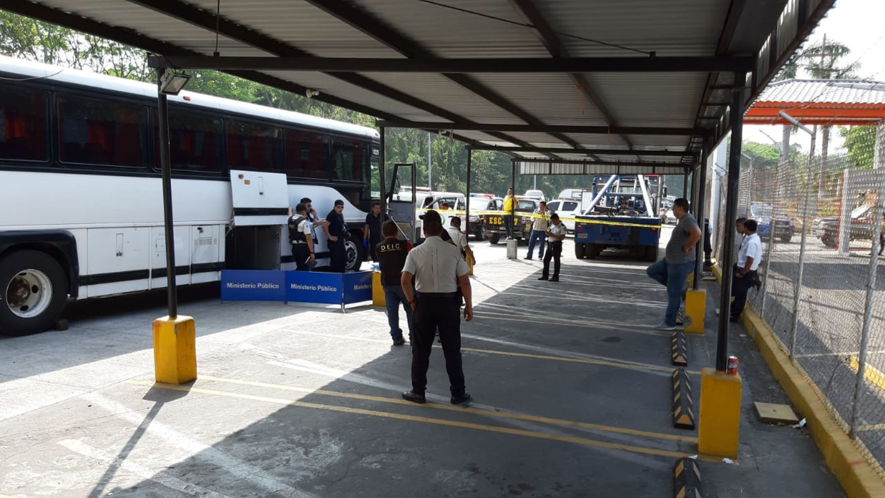 Supuesto delincuente muere en asalto a bus pullman. (Foto Prensa Libre: Carlos Enrique Paredes)