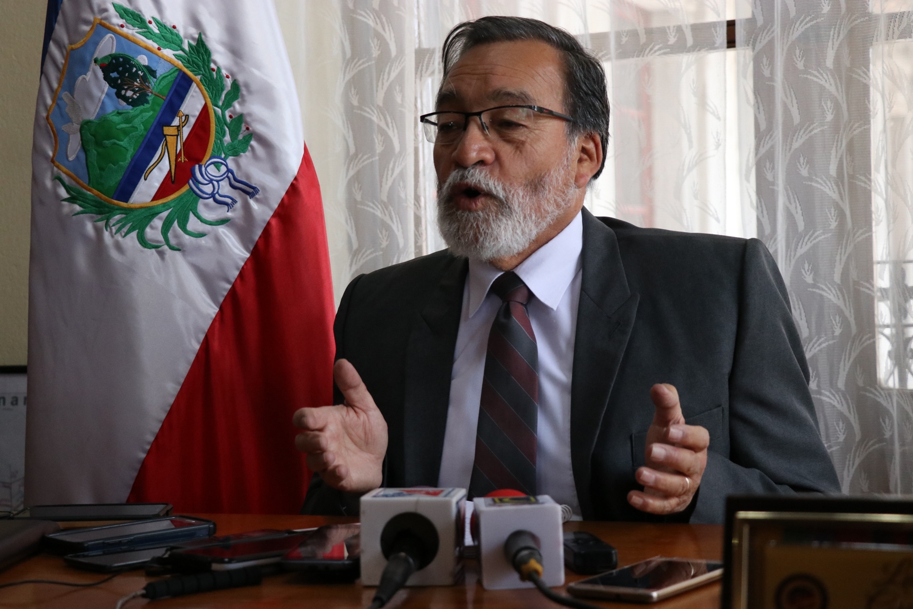 Esta mañana el alcalde Luis Grijalva explicó las razones por las que no estuvo en al reunión de anoche. (Foto Prensa Libre: María Longo) 