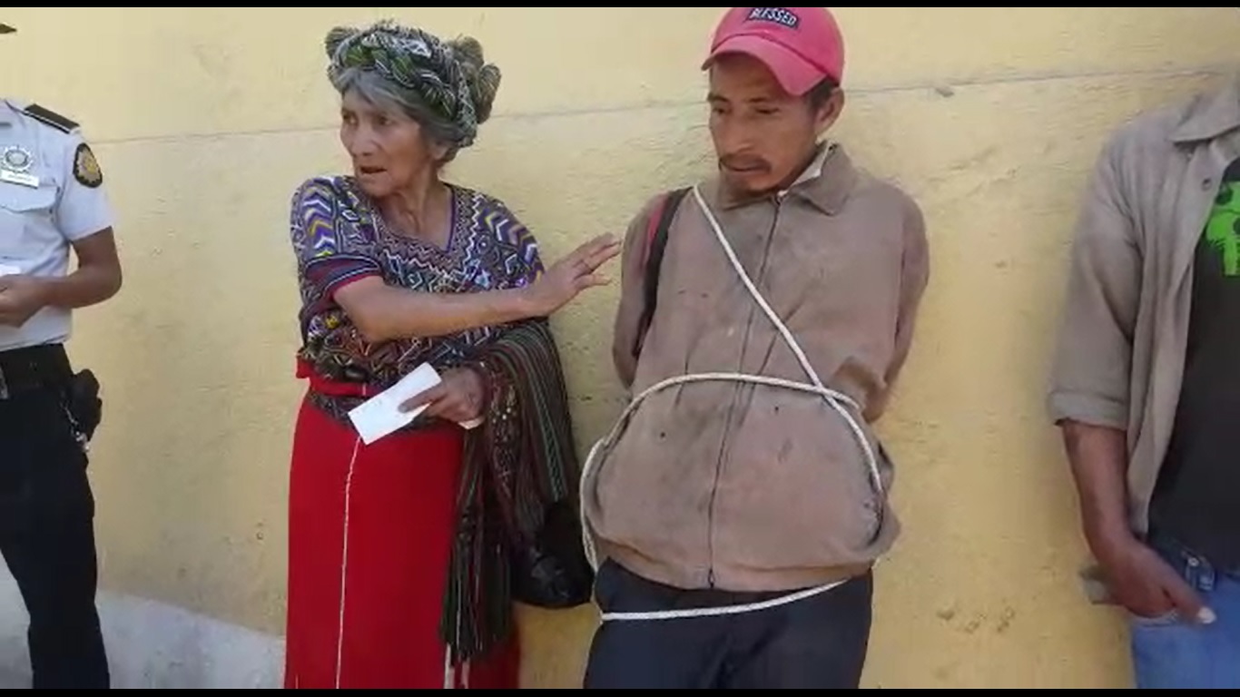 Elena Cedillo Raymundo junto a Gumercindo Ceto Brito, a quien acusa de haberle robado sus pertenencias. (Foto Prensa Libre: Héctor Cordero).