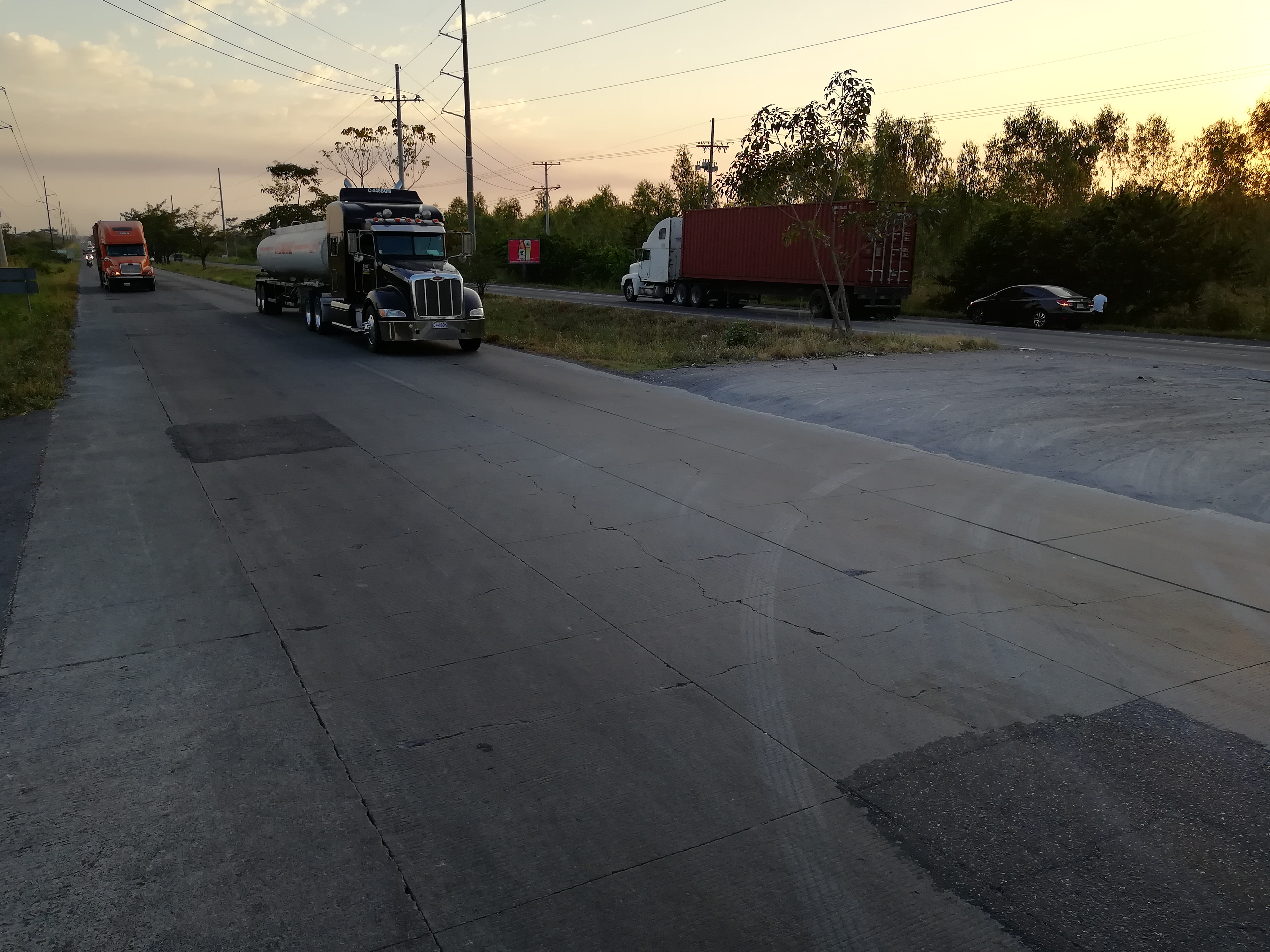 La autopista tiene un costo de Q600 millones, pero se podría incrementar Q100 millones más por el daño en infraestructura. (Foto Prensa Libre: Hemeroteca)