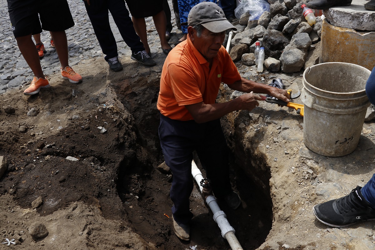 Un vecino de San Pedro Las Huertas coloca una llave de paso para que vecinos de la zona alta de la aldea cuenten con el servicio. (Foto Prensa Libre: Julio Sicán). 