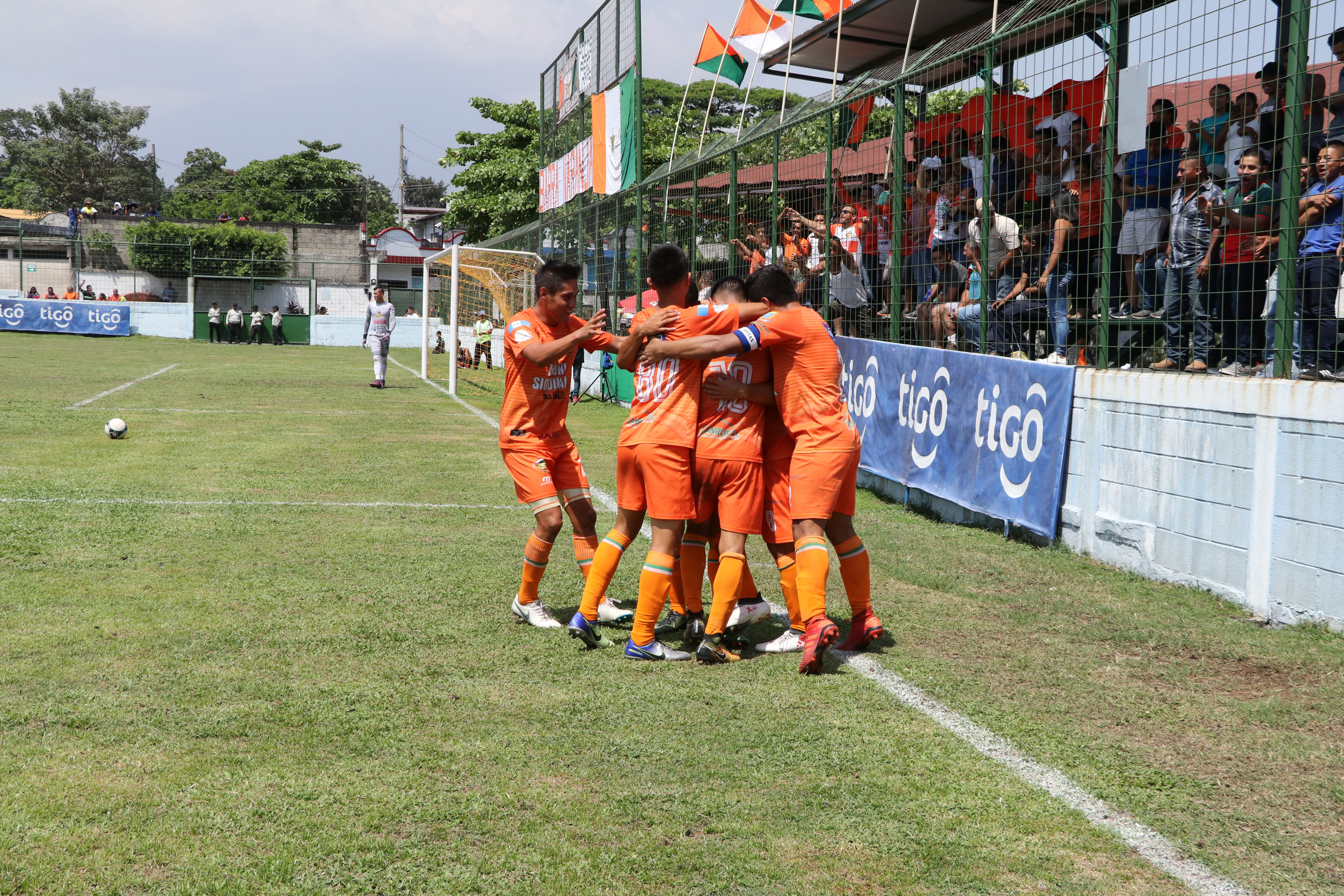 Christopher Solano celebra con sus compañeros en la victoria de Siquinalá contra Xelajú MC. (Foto Prensa Libre: Carlos Paredes)