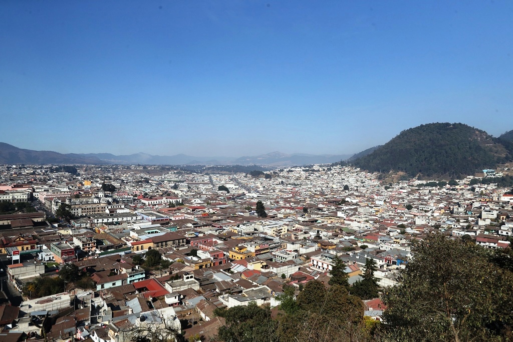 15 nacimientos y 28 pozos mecánicos  producen al día 50 millones de litros de agua. (Foto Prensa Libre: Mynor Toc)