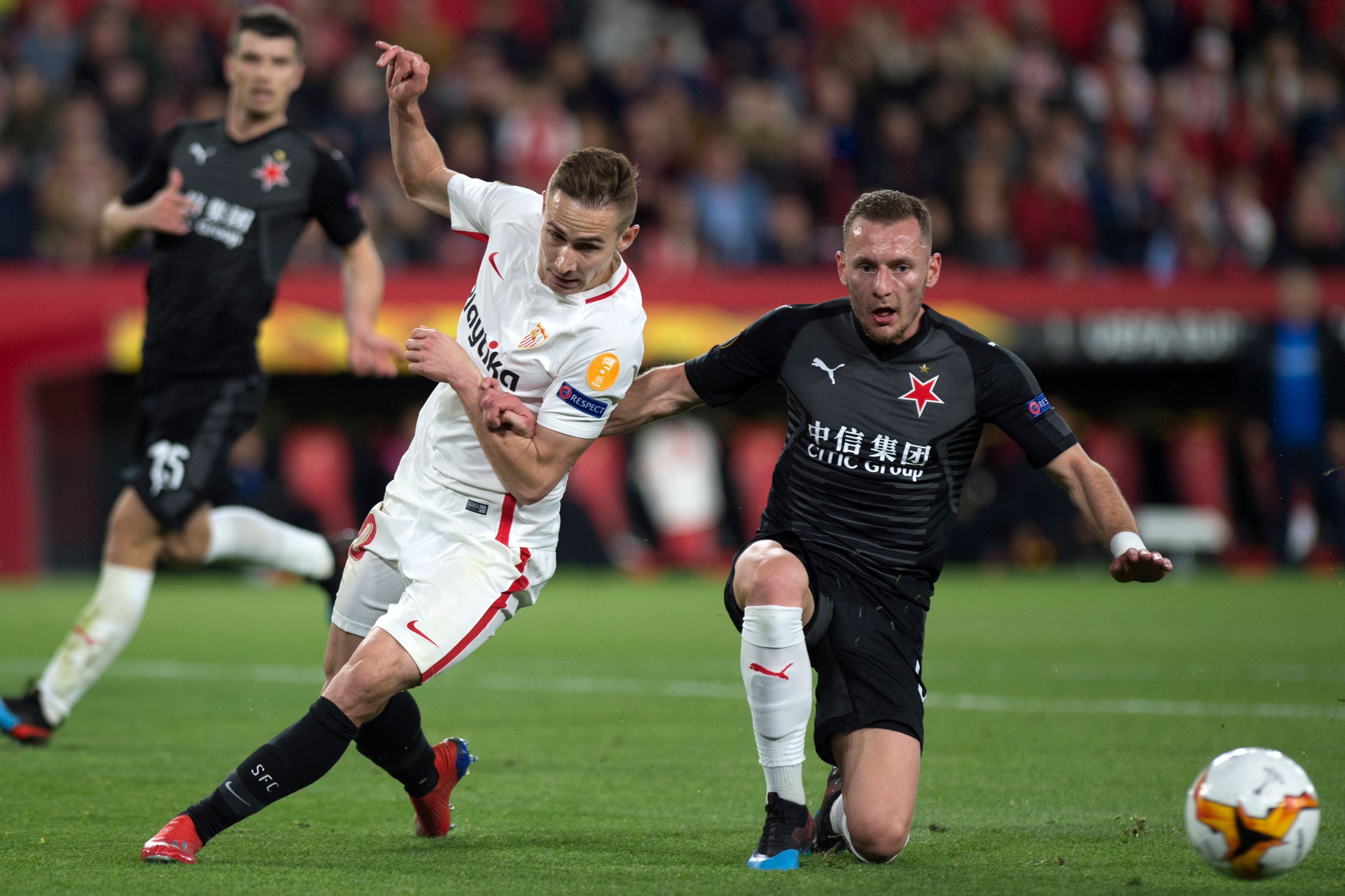 El Sevilla fue sorprendido por el Slavia de Praga, en el juego de ida disputado en el estadio Ramón Sánchez Pizjuán. (Foto Prensa Libre: AFP).