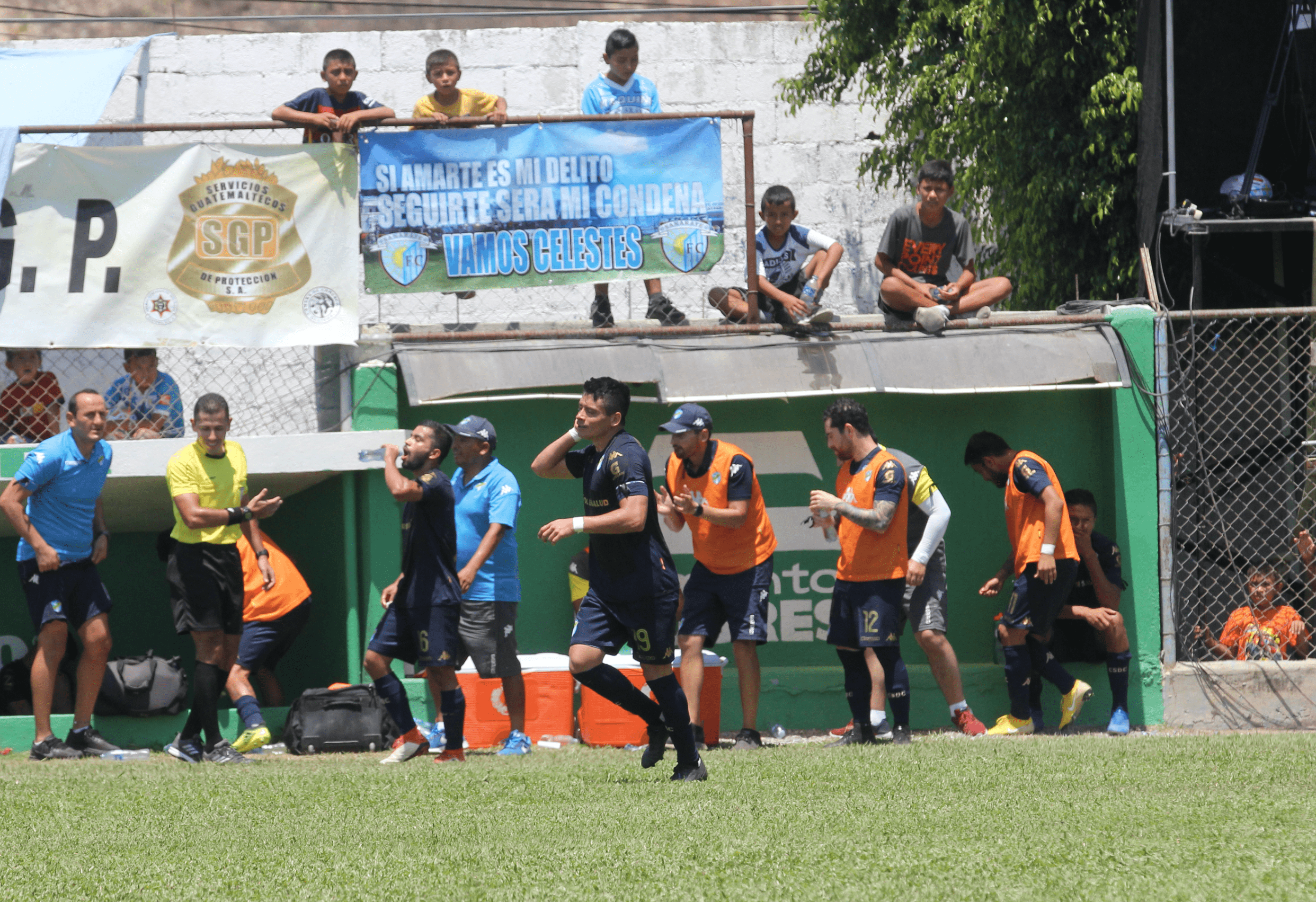 Robin Betancourth celebra después de anotar el gol de la victoria de Comunicaciones. (Foto Prensa Libre: Luis López) 