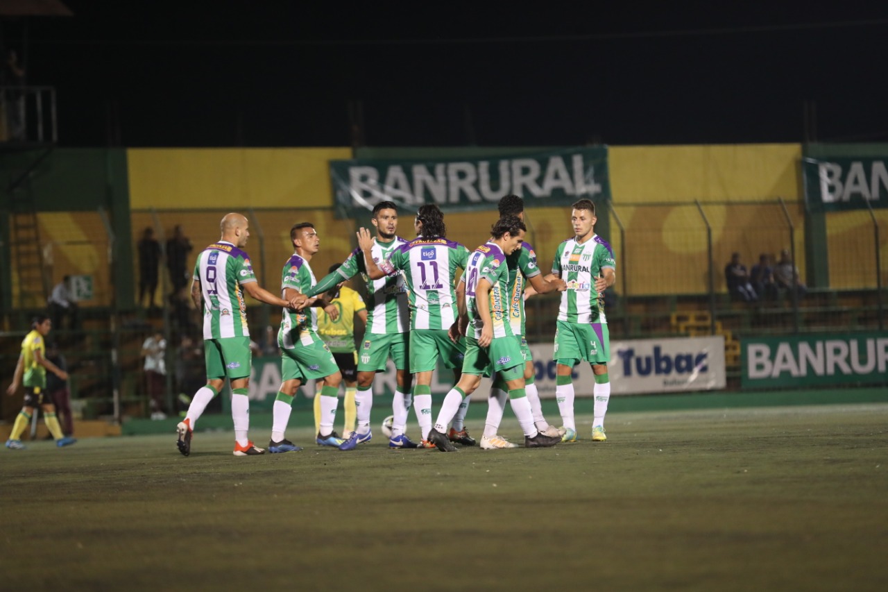 Antigua GFC celebra un nuevo triunfo en el torneo. (Foto Prensa Libre: Edwin Fajardo)