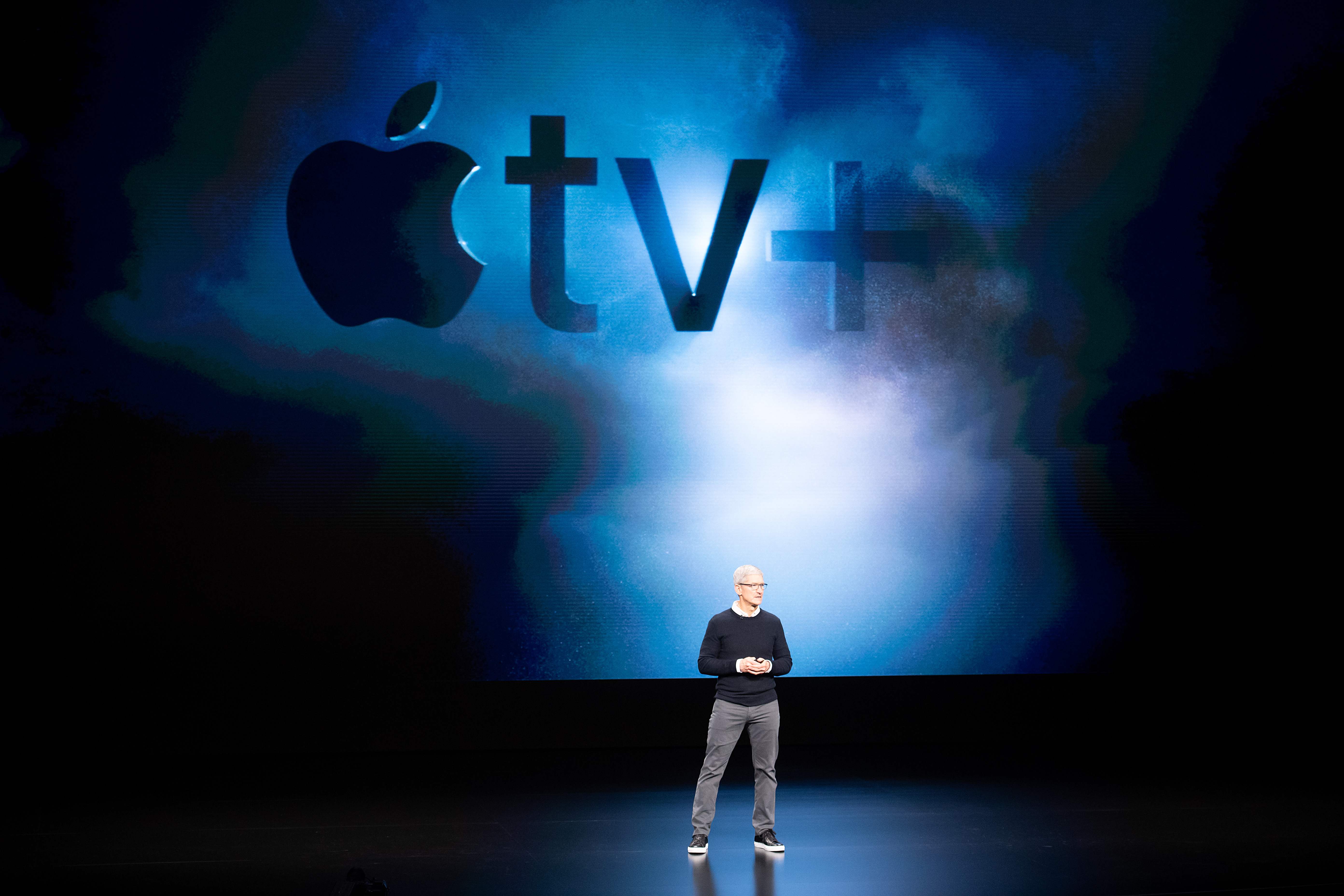 Tim Cook presenta el servicio de "streaming" , "Apple tv+", con el que Apple busca competir en la industria del contenido bajo demanda. (Foto Prensa Libre: AFP)