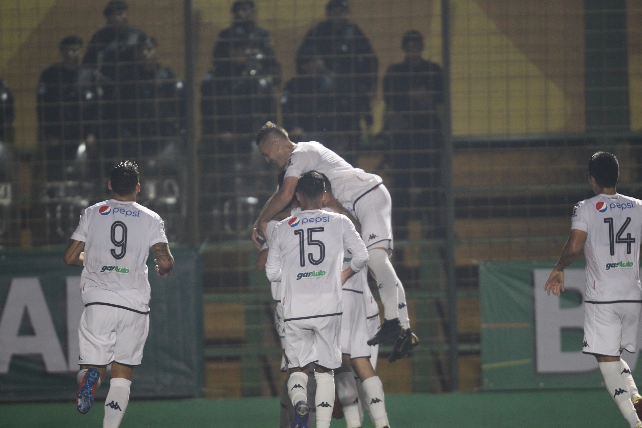 Los jugadores de Comunicaciones celebran el segundo tanto albo frente a Petapa. (Foto Prensa Libre: Norvin Mendoza)