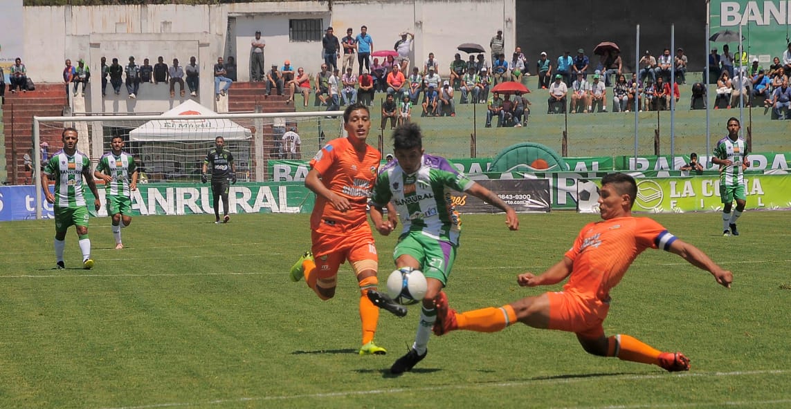 Alejandro Díaz fue una verdadera pesadilla para los defensas de Deportivo Siquinalá. (Foto Prensa Libre: Julio Sicán)