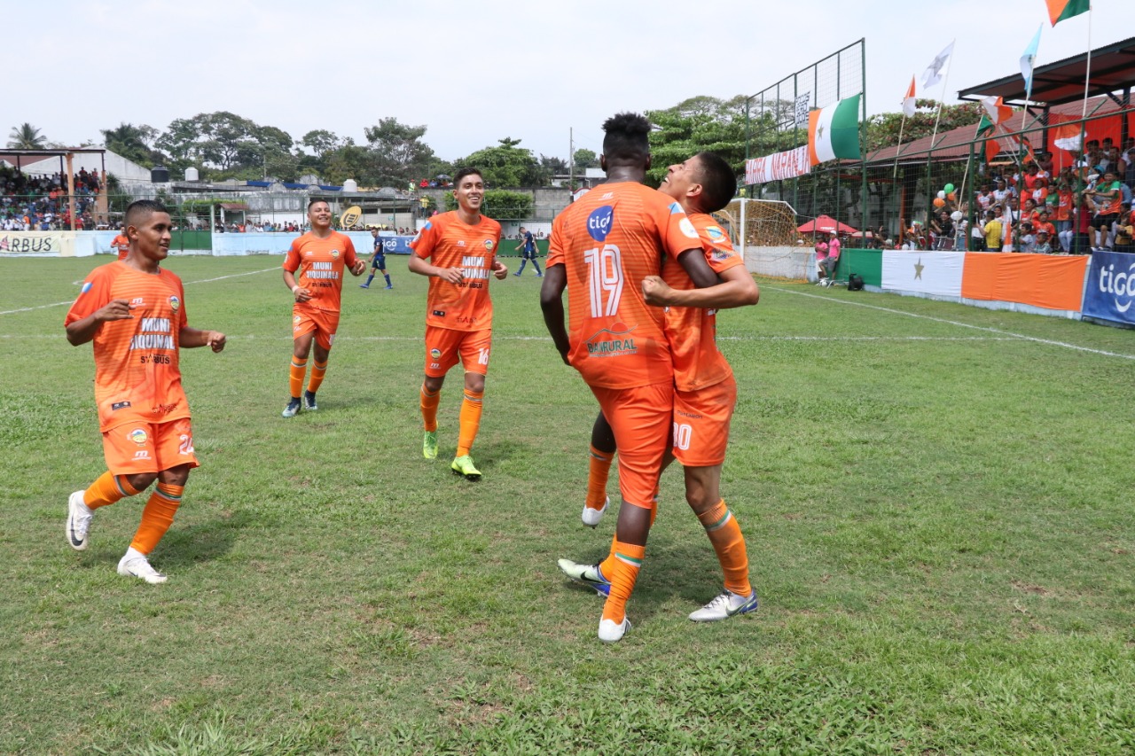 Los jugadores de Siquinalá celebran después de la anotación de Henry Mancilla. (Foto Prensa Libre: Carlos Paredes)