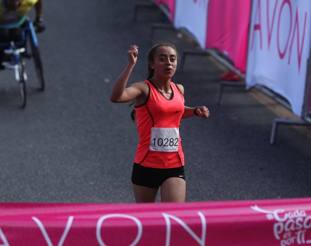 Heidi Villegas celebra al cruzar la meta en la prueba de diez kilómetros de la Carrera Avón. (Foto Prensa Libre: Esbin García) 