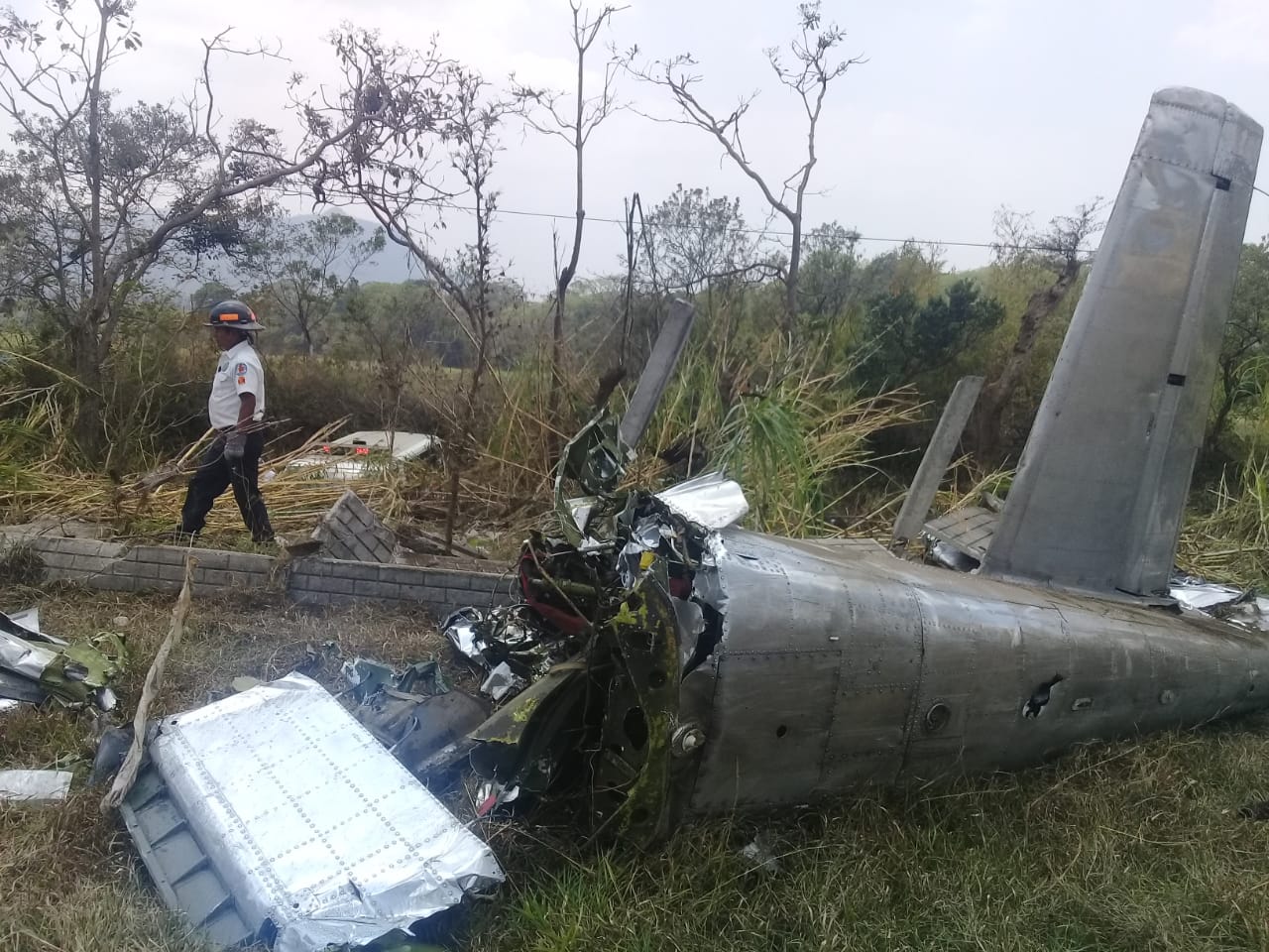 La aeronave que era piloteada por Rodrigo Ibargüen y en la que también viajaba Pablo Guillén (Foto Prensa Libre: Bomberos Voluntarios). 