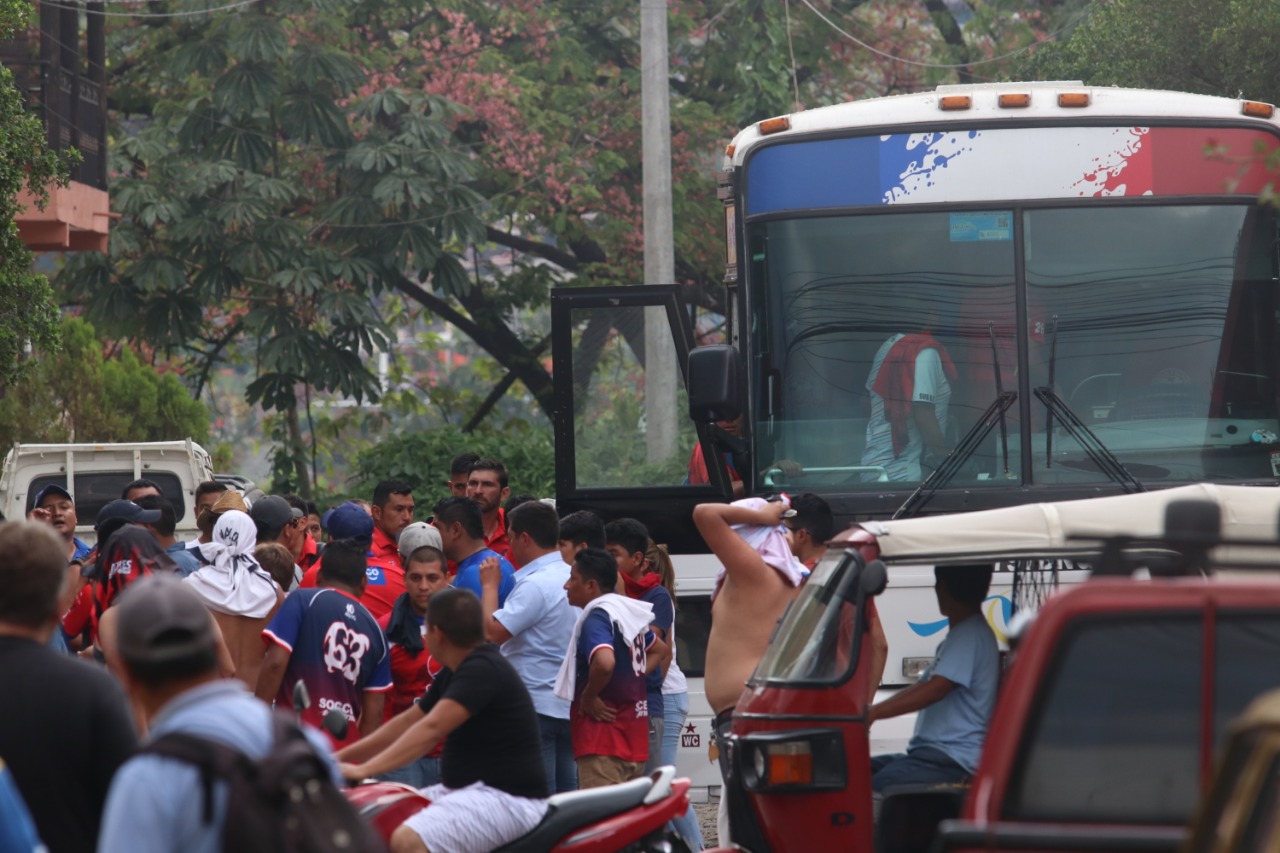 Aficionados de Xelajú MC agredieron al entrenador altense Ramiro Cepeda. (Foto Prensa Libre: Raúl Juárez) 