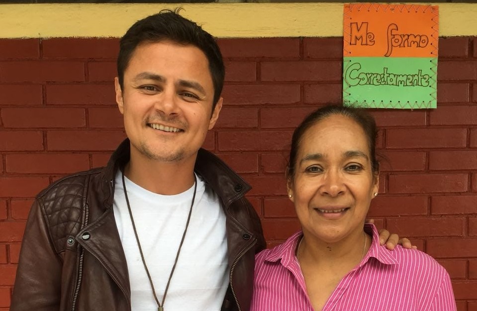 El actor guatemalteco Arturo Castro junto a Carmen Molina, directora del establecimiento educativo beneficiado. (Foto Prensa Libre: Cortesía)