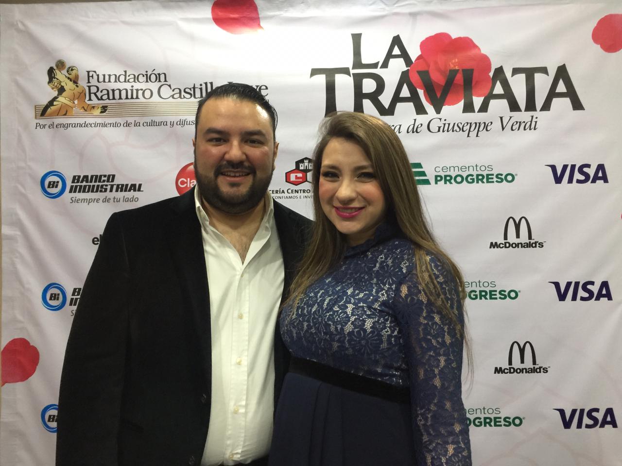 El tenor guatemalteco Mario Chang y la soprano María José Morales invitan al público a asistir a la presentación de "La Traviata" (Foto Prensa Libre) 
