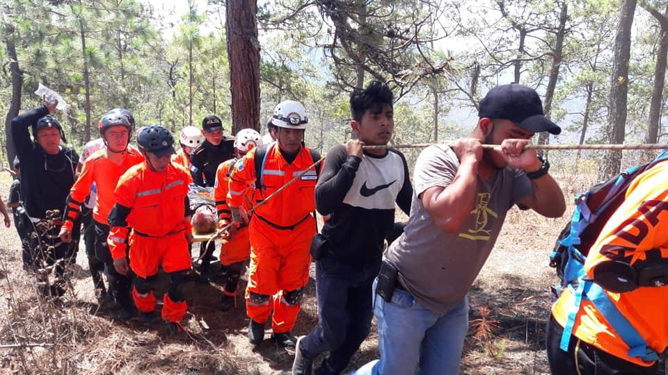 Brigada rescata a piloto Mario Palacios, quien luego de un accidente fue localizado en una montaña de Salamá. (Foto Prensa Libre: Bomberos Voluntarios de Salamá). 

