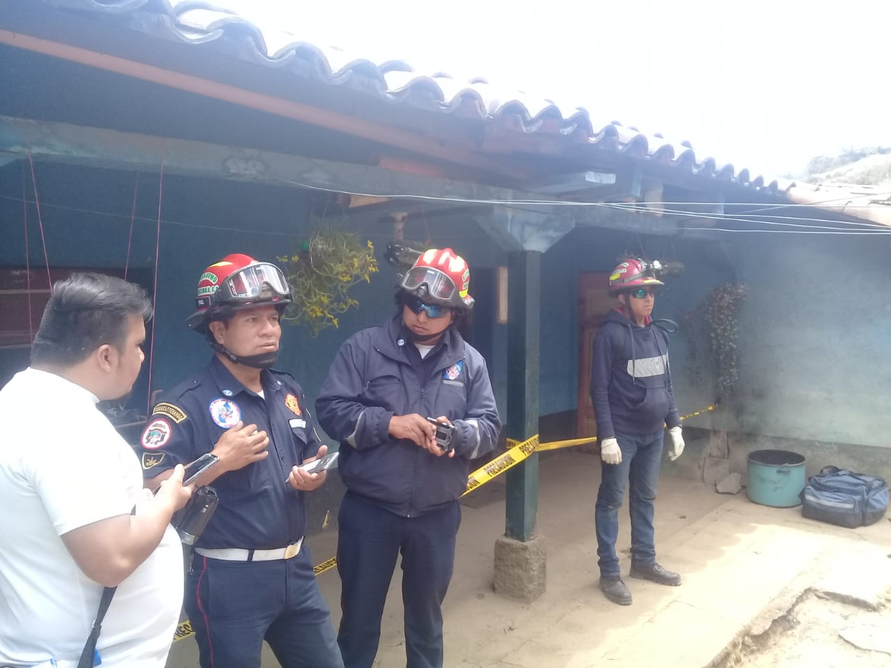 Bomberos permanecen frente a la vivienda donde fue localizado el cadáver de la mujer y su hijo en Chichicastenango. (Foto Prensa Libre: Bomberos Municipales Departamentales).