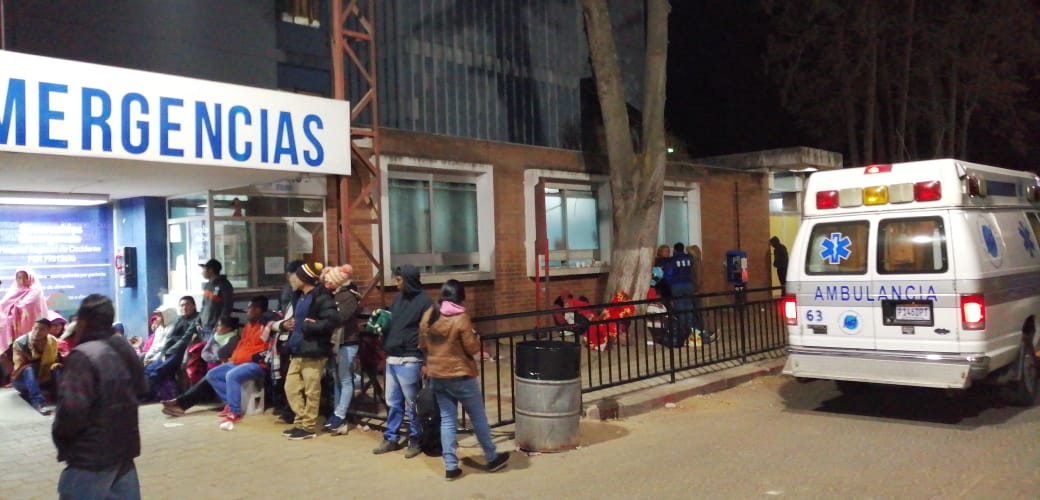 Bomberos Voluntario de Nahualá ingresaron a los heridos al Hospital Regional de Occidente la noche del miércoles. (Foto Prensa Libre: María José Longo)