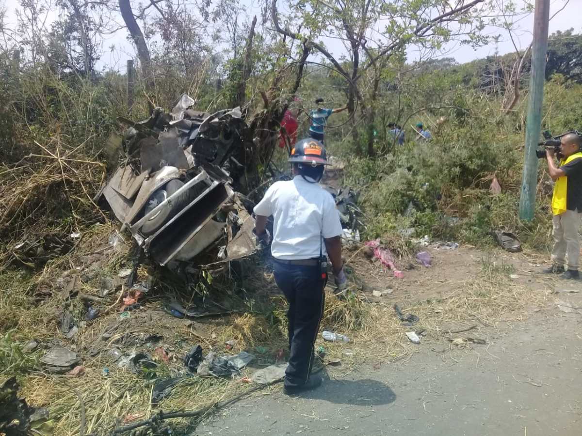 Cuerpos de socorro atendieron la emergencia y trasladaron a dos personas al centro asistencial.