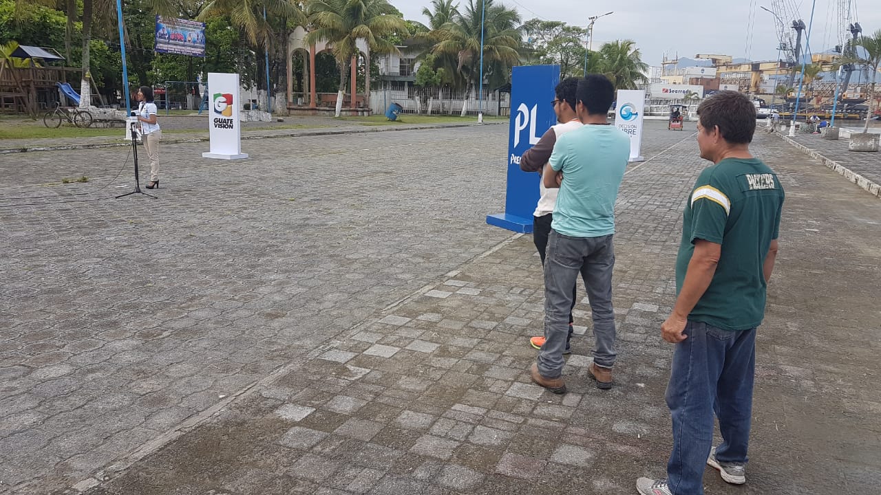 Vecinos de Izabal se manifiestan por medio de Cabildo Abierto de Prensa Libre y Noticiero Guatevisión. (Foto Prensa Libre: Dony Stewart)