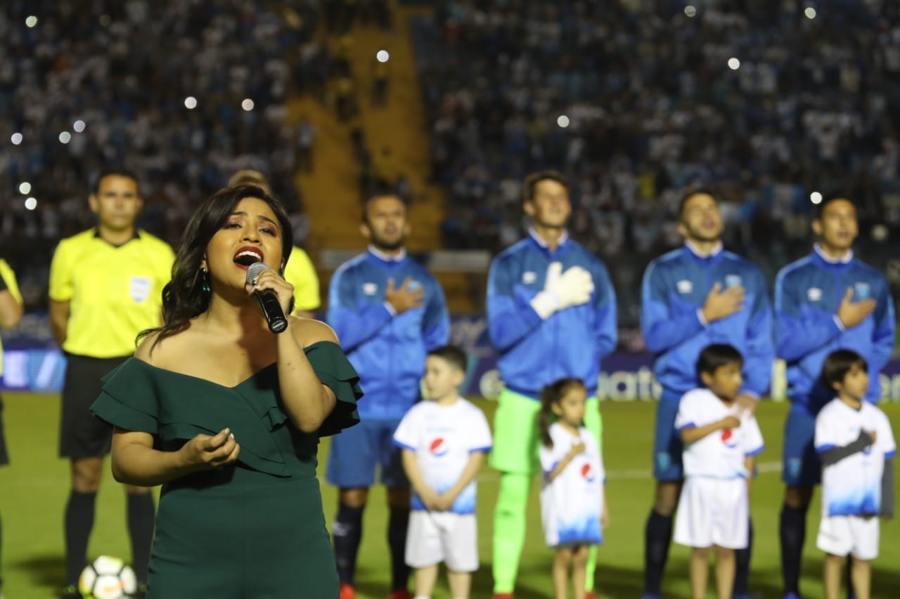 Paola Chuc cantó en el himno de Guatemala previo al juego de la selección nacional (Foto Prensa Libre: Óscar Rivas).