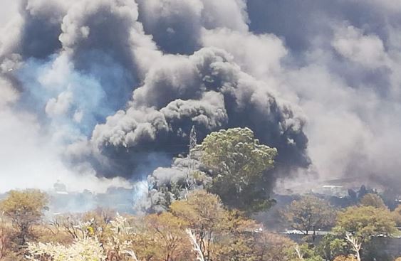 El incendio está siendo controlado por socorristas. (Foto: Bomberos Voluntarios)