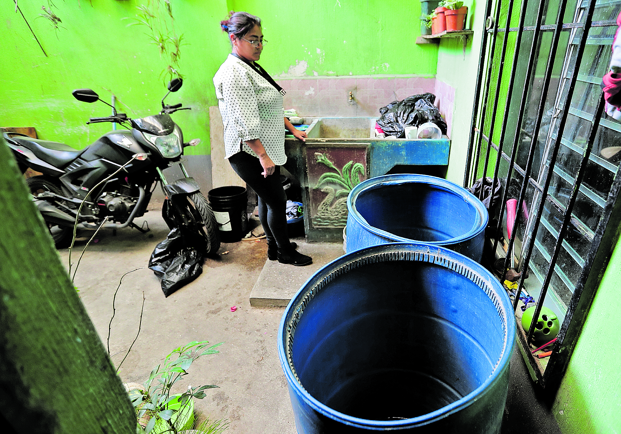 Vecinos de Santa Faz, Chinautla, protestaron este lunes por la falta de agua entubada.(Foto Prensa Libre: Erick Ávila)