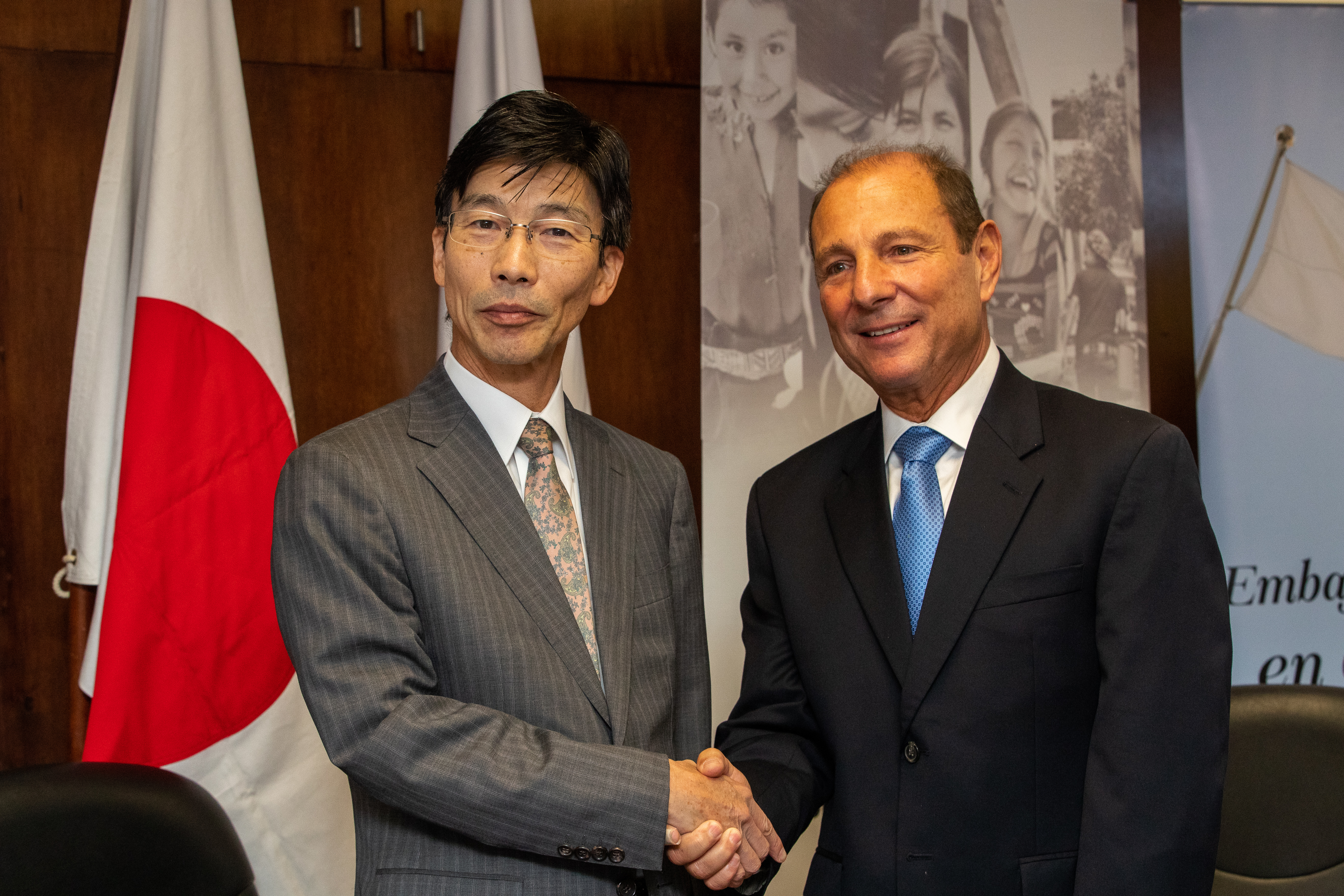 El embajador del Japón, Tomohiko Furitani y Rolando Castillo Novales, presidente de la junta directiva de la fundación Castillo Córdova, firmaron un convenio para continuar el desarrollo de proyectos sociales. (Foto Prensa Libre: Juan Diego González)