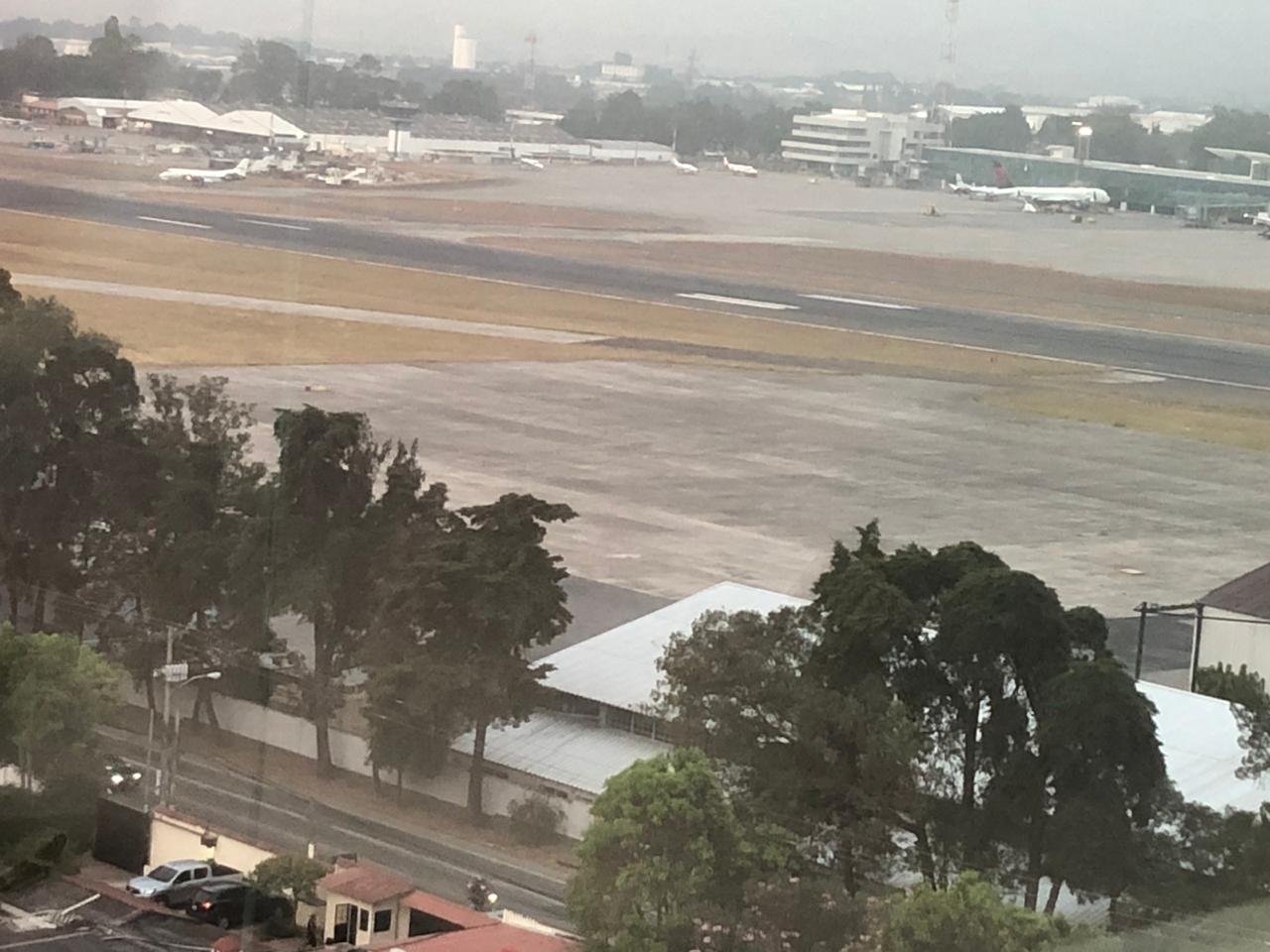 Durante la noche y madrugada, los vehículos artillados J8 fueron retirados de la Fuerza Aérea Guatemalteca. (Foto Prensa Libre: Cortesía)