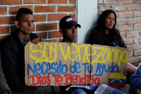 Ciudadanos venezolanos en la casa de la ecuatoriana Carmen Carcelén, quien se ha convertido, a sus 48 años, en la "madre coraje" de más de 8.000 venezolanos que han pasado por su casa en Ecuador. 