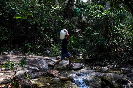 La tensión en Venezuela se mantiene después del apagón que dejó a millones de personas sin agua por lo que tuvieron que buscar en fuentes naturales. 