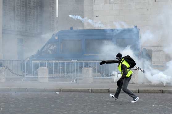 Mientras tanto, el movimiento también protesta por las reformas fiscales del gobierno francés, el aumento de los costos de vida y algunos incluso piden la renuncia del presidente francés Emmanuel Macron. Foto Prensa Libre: EFE