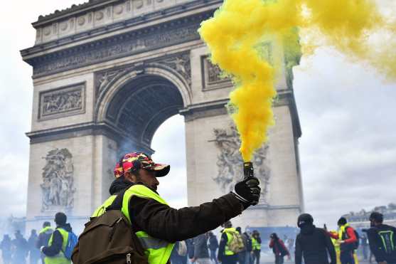 Varias personas encendieron bengalas durante la protesta. Foto Prensa Libre: EFE