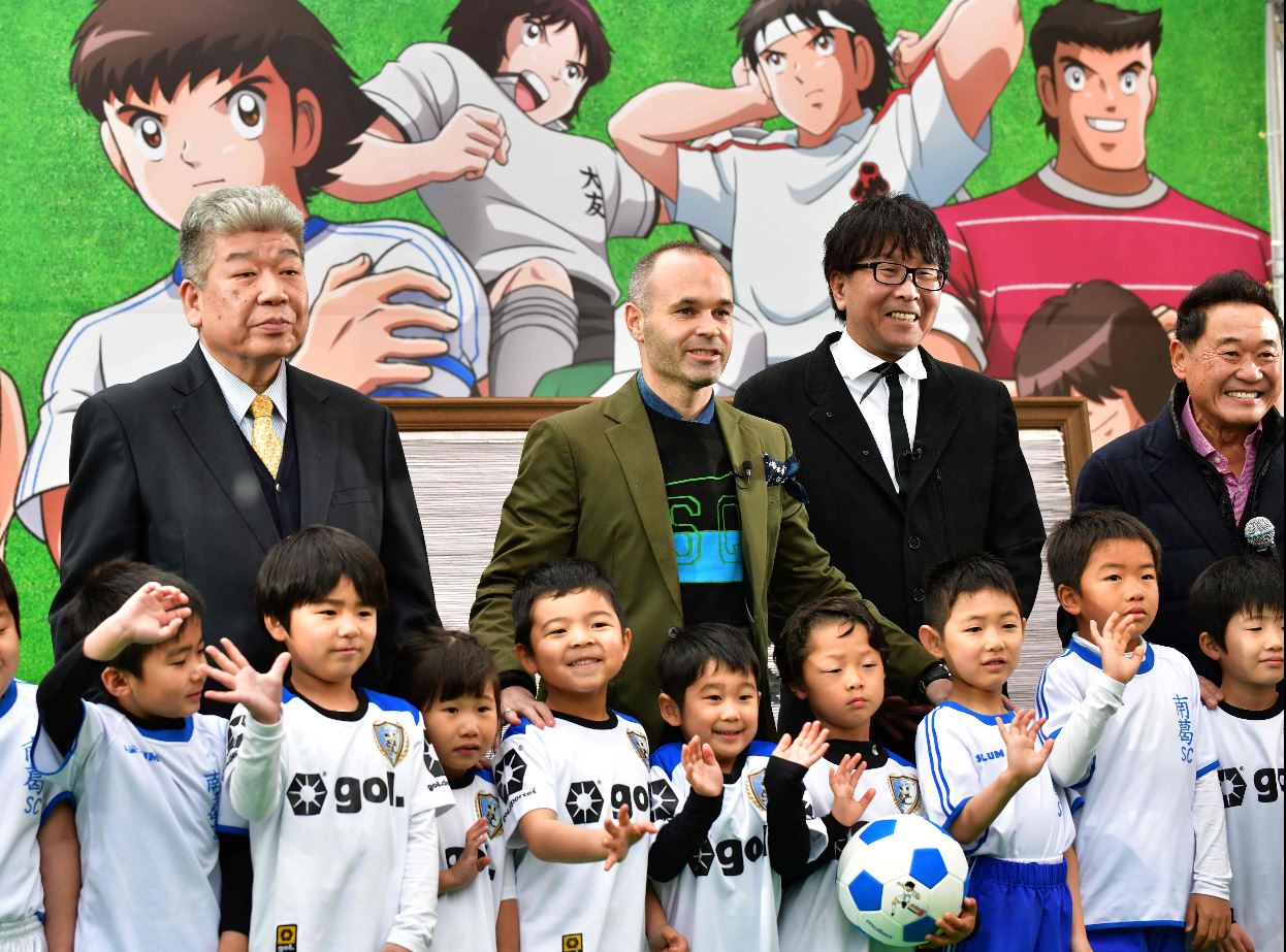 Iniesta posa en una estación de Tokio que ha sido cubierta con imágenes de "Oliver y Benji". (Foto Prensa Libre: AFP)