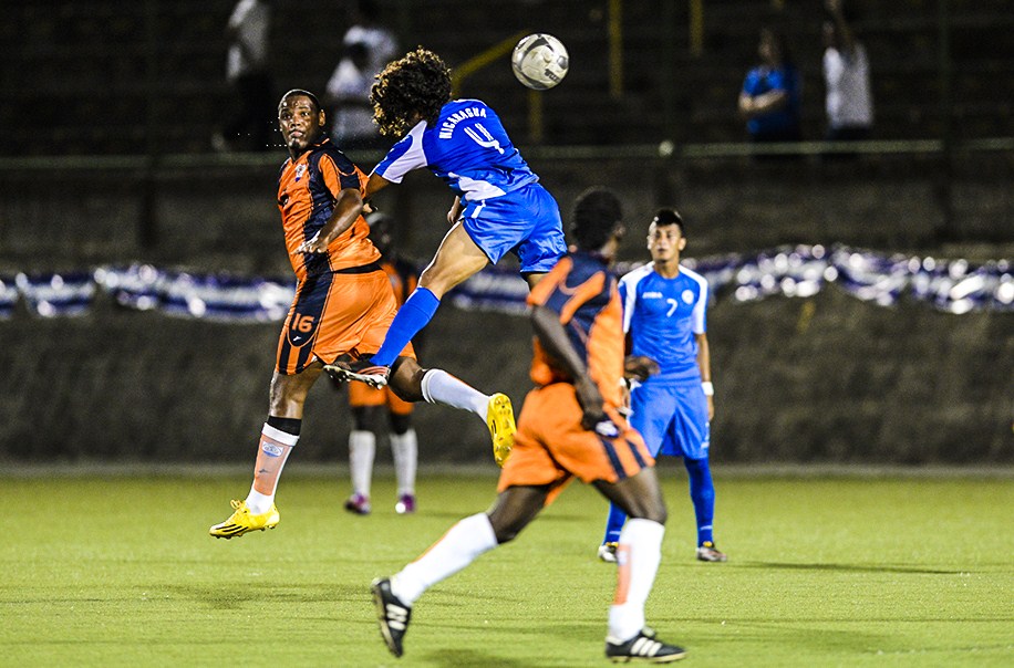 Acción durante el partido entre Anguila y Nicaragua. (Foto Prensa Libre: AFP/FIFA)