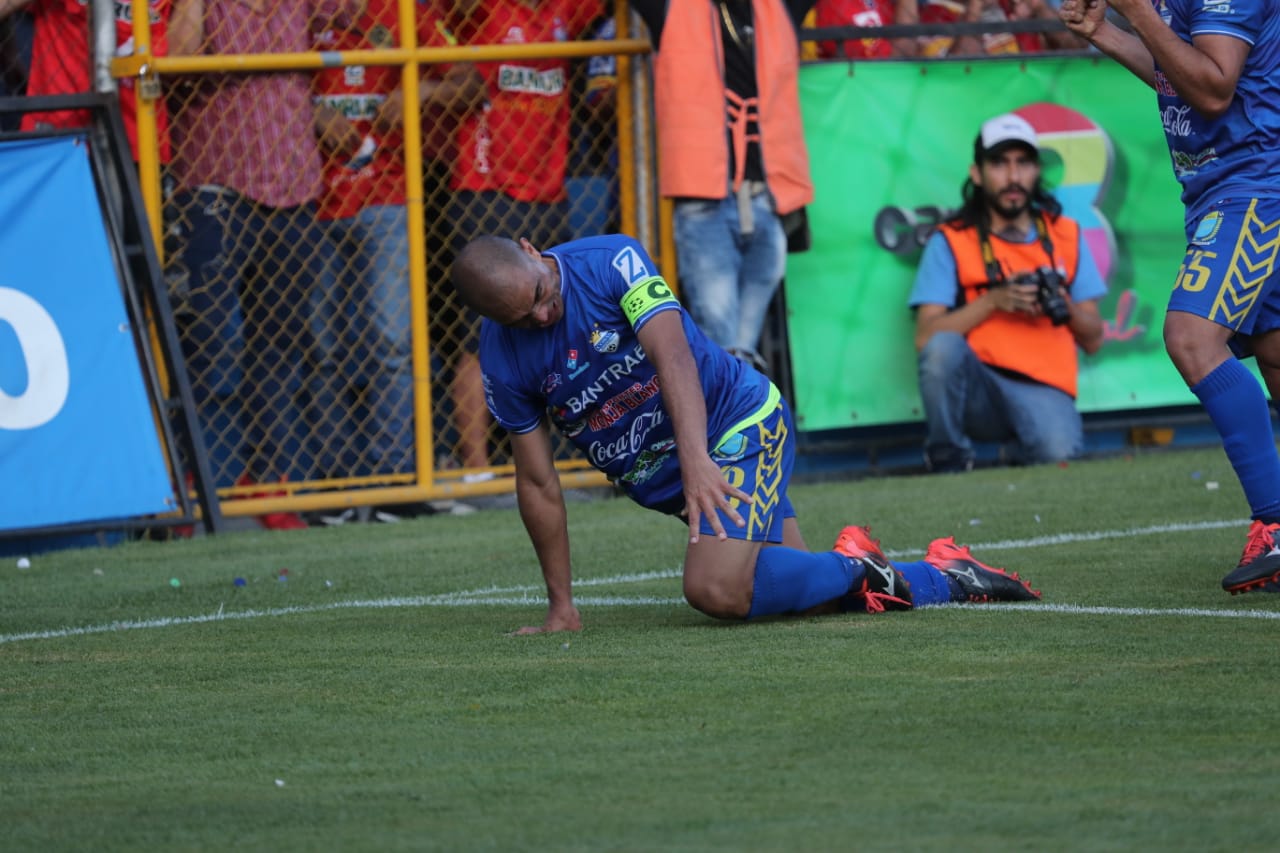 Janderson Pereira celebra después de marcar el gol de Cobán. (Foto Prensa Libre: Érick Ávila)