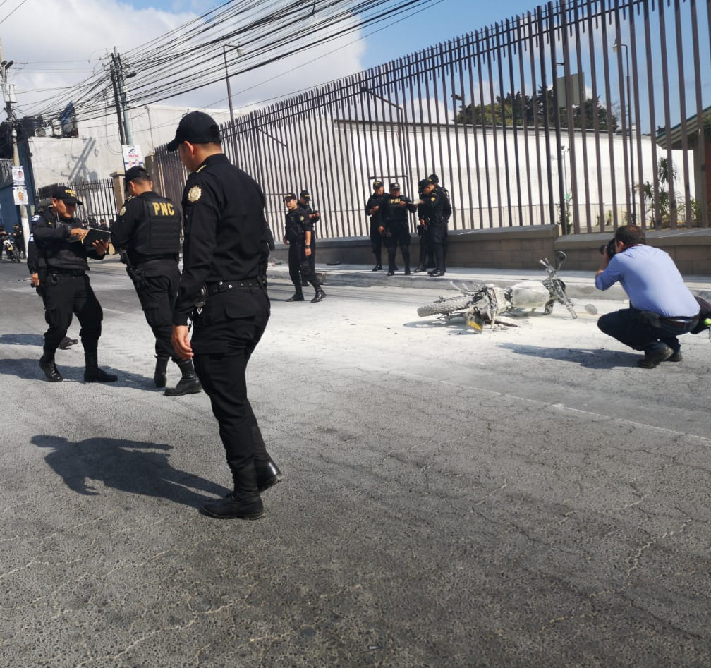 La motocicleta quedó quemada en el lugar. (Foto: Cortesía)