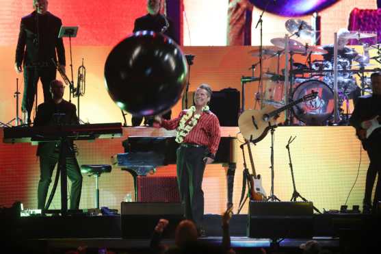 Luis Miguel puso a cantar y bailar a sus admiradores guatemaltecos durante un show de dos horas. (Foto Prensa Libre: Keneth Cruz)