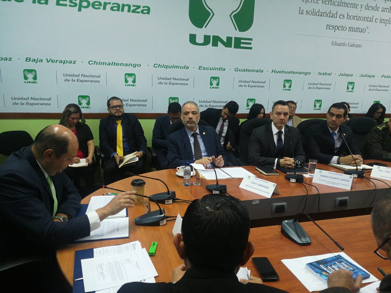 Funcionarios del Ejecutivo responden a diputados sobre la concentración de los jeeps J8.  (Foto Prensa Libre: Juan Diego González)