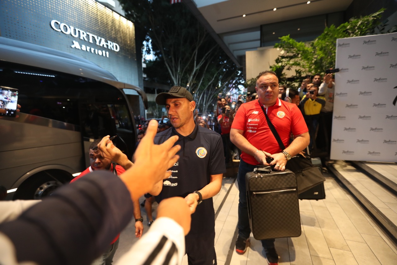 Keylor Navas saluda a algunos aficionados guatemaltecos que reconocen su labor en el Real Madrid. (Foto Prensa Libre: Edwin Fajardo).