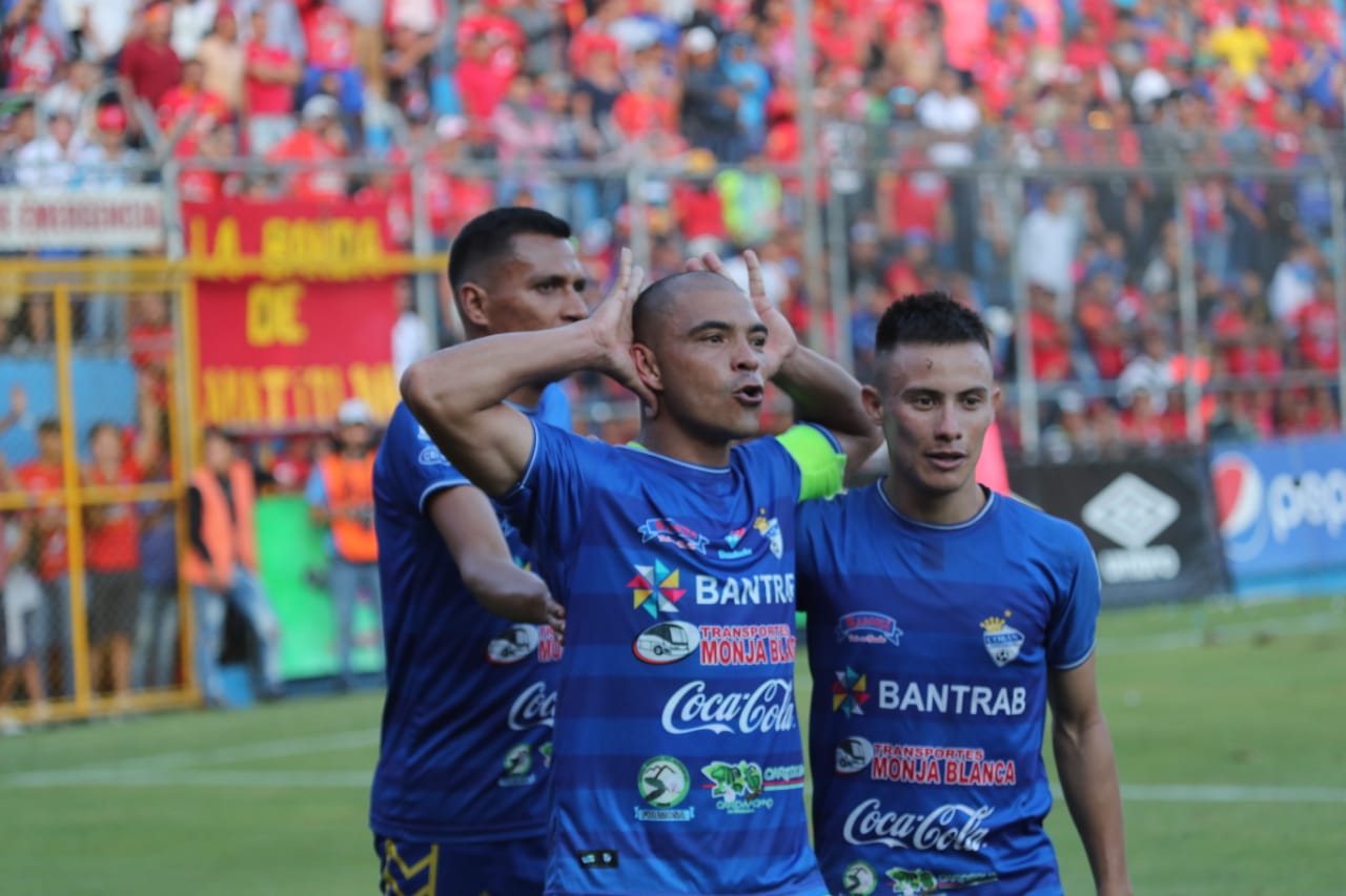 Janderson Pereira festeja el gol del empate en El Trébol. (Foto Prensa Libre: Érick Ávila)