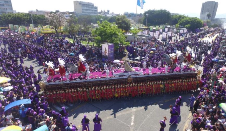 Espectacular paso de la procesión de Jesús Nazareno de Los Milagros de San José en la esquina de la 7a. avenida y 6a. calle, zona 1. (Foto Prensa Libre: Óscar Rivas)