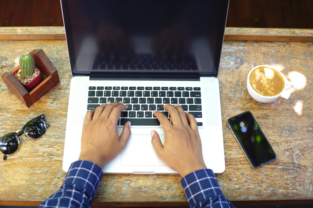 Emprender en Internet es parecido a iniciar un negocio de forma tradicional. Como en todo negocio hay que empezar por conocer y documentarse acerca del rol del negocio en el que desea incursionar. (Foto Prensa Libre: Shutterstock)