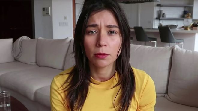 La "youtuber" Rawvana tuvo que dar explicaciones después de que se hiciera viral su imagen frente a un plato de pescado tras años asegurando que era vegana (YOUTUBE/RAWVANA) 