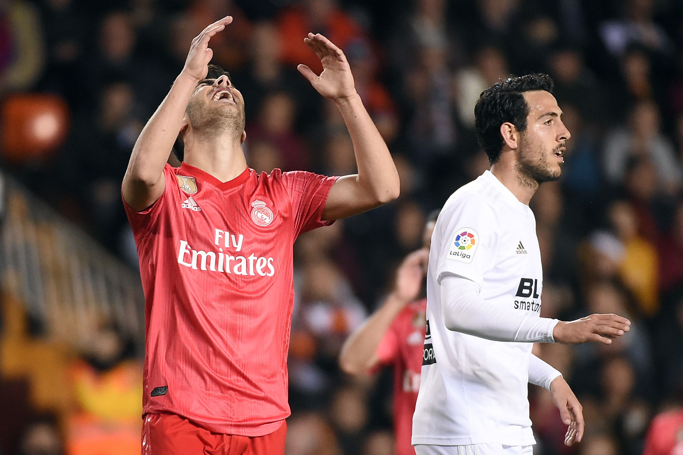 El volante del Real Madrid Marco Asensio se lamenta por la derrota frente al Valencia. (Foto Prensa Libre: AFP)