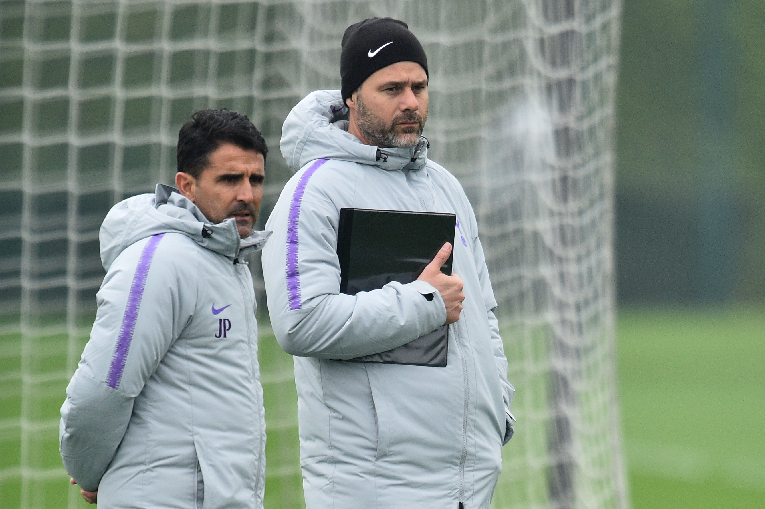 Mauricio Pochettino durante el último entrenamiento del Tottenham previo al partido de ida de cuartos de final contra el Manchester City. (Foto Prensa Libre: AFP)