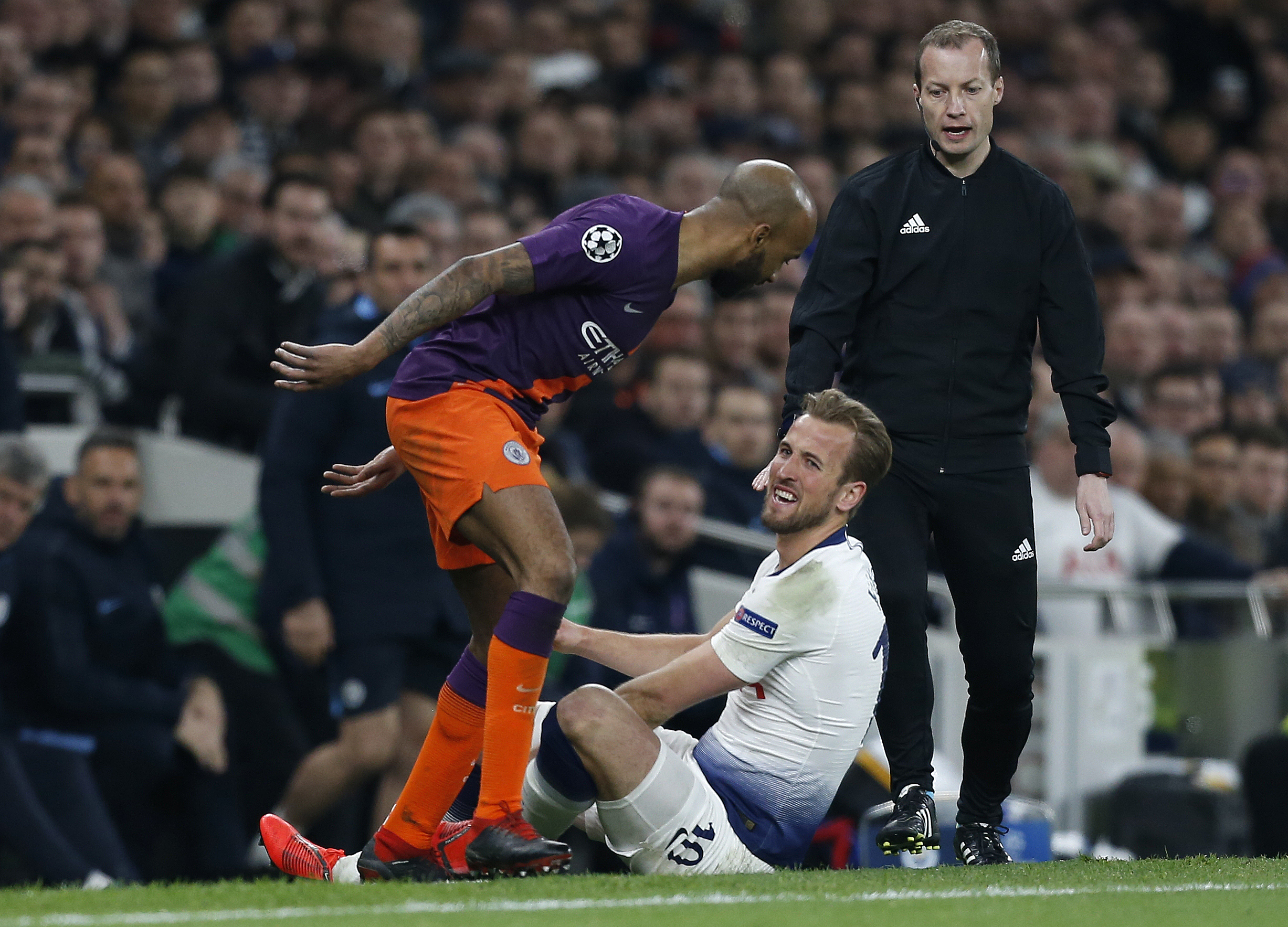 Harry Kane se lesionó durante el partido de ira entre el Tottenham y el Manchester City. (Foto Prensa Libre: AFP)