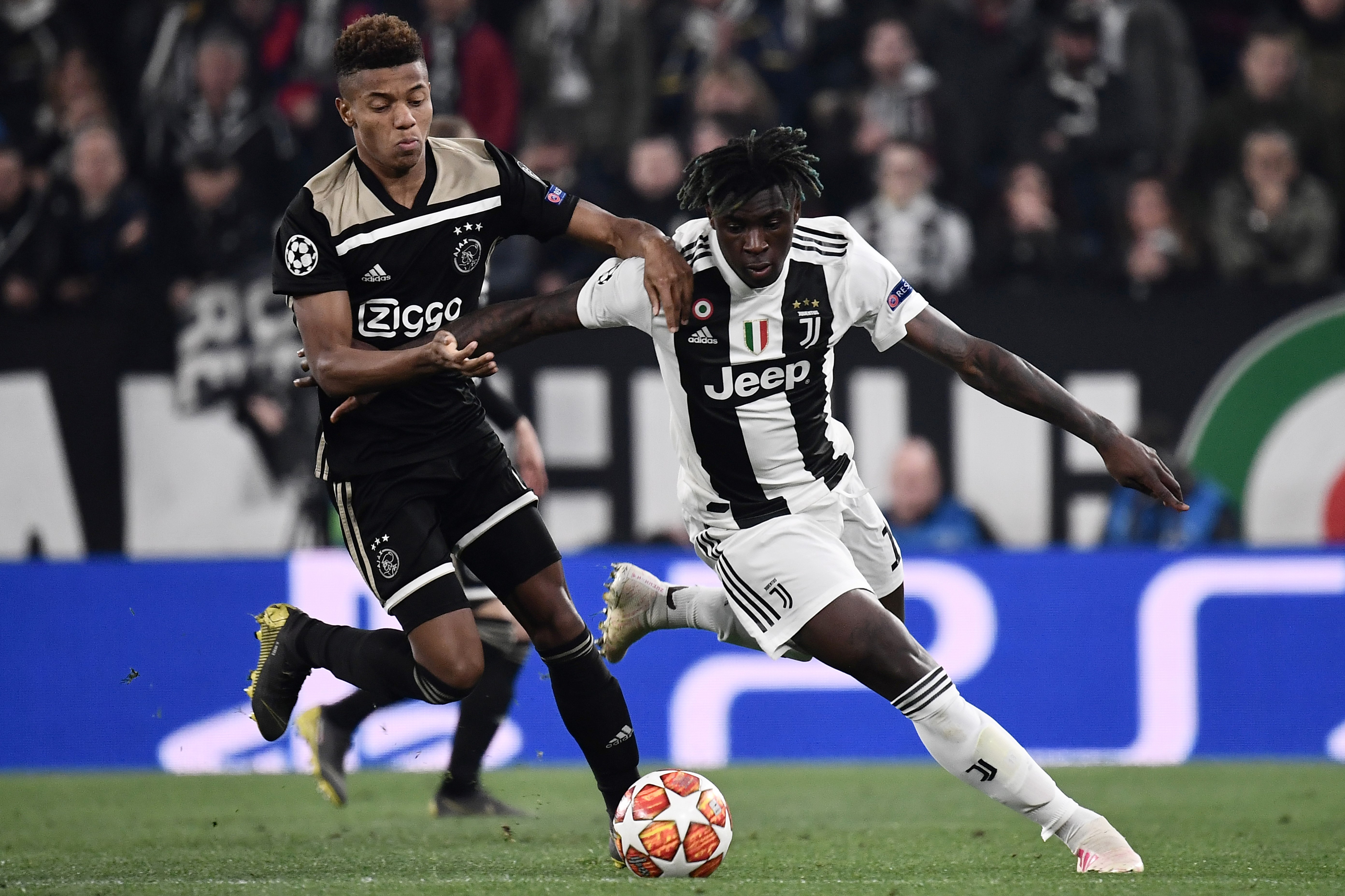 David Neres marca a Moise Kean durante el partido de vuelta de los cuartos de final entre el Ajax y la Juventus. (Foto Prensa Libre: AFP) 