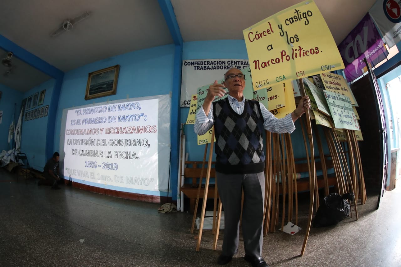 José Pinzón, miembro del Comité Ejecutivo de la CGTG, habla de los preparativos para la marcha por el Día Internacional del Trabajo. (Foto Prensa Libre: Esbin García)